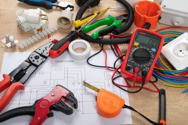 Elektrikçi ihtiyaçları için aletler: çoklu ölçer, voltaj testçileri, tel sökücüler, pense,