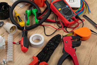 Elektrikçi ihtiyaçları için aletler: çoklu ölçer, voltaj testçileri, tel sökücüler, pense,
