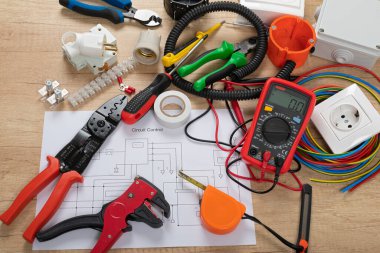 Elektrikçi ihtiyaçları için aletler: çoklu ölçer, voltaj testçileri, tel sökücüler, pense,