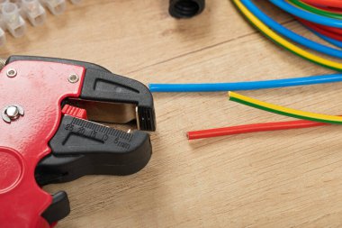 Elektrikçi ihtiyaçları için araçlar: tel sökücüler, pense, kablolar