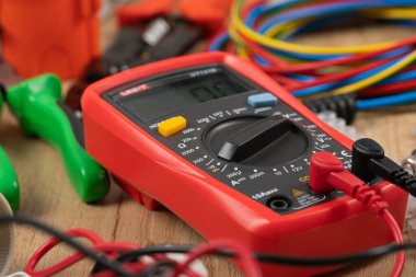 Elektrikçi ihtiyaçları için aletler: çoklu ölçer, voltaj testçileri, tel sökücüler, pense,