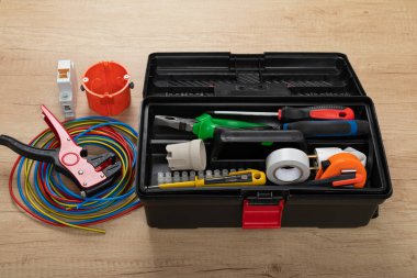 Elektrikçi ihtiyaçları için araçlar: voltaj testçileri, tel sökücüler, pense, kablolar,