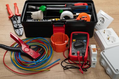 Elektrikçi ihtiyaçları için aletler: çoklu ölçer, voltaj testçileri, tel sökücüler, pense,