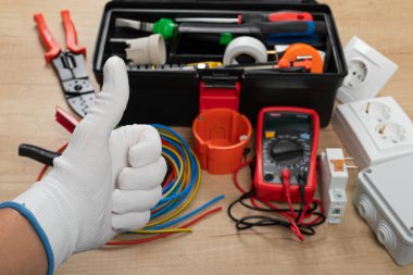 Elektrikçi ihtiyaçları için aletler: çoklu ölçer, voltaj testçileri, tel sökücüler, pense,