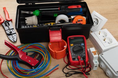 Elektrikçi ihtiyaçları için aletler: çoklu ölçer, voltaj testçileri, tel sökücüler, pense,