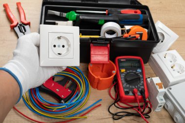 Elektrikçi ihtiyaçları için aletler: çoklu ölçer, voltaj testçileri, tel sökücüler, pense,