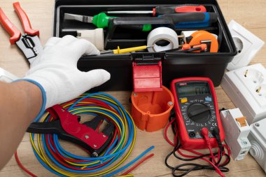 Elektrikçi ihtiyaçları için aletler: çoklu ölçer, voltaj testçileri, tel sökücüler, pense,