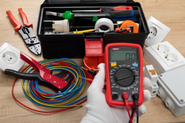 Elektrikçi ihtiyaçları için aletler: çoklu ölçer, voltaj testçileri, tel sökücüler, pense,