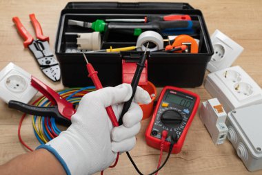 Elektrikçi ihtiyaçları için aletler: çoklu ölçer, voltaj testçileri, tel sökücüler, pense,
