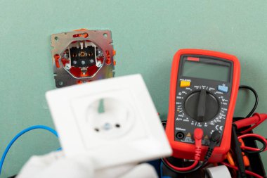 Elektrikçi ihtiyaçları için araçlar: çoklu metre, voltaj testçileri, tel sökücüler, pense,