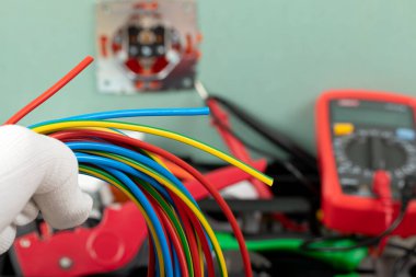 Elektrikçi ihtiyaçları için araçlar: çoklu metre, voltaj testçileri, tel sökücüler, pense,