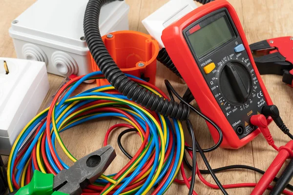 Elektrikçi ihtiyaçları için aletler: çoklu ölçer, voltaj testçileri, tel sökücüler, pense,