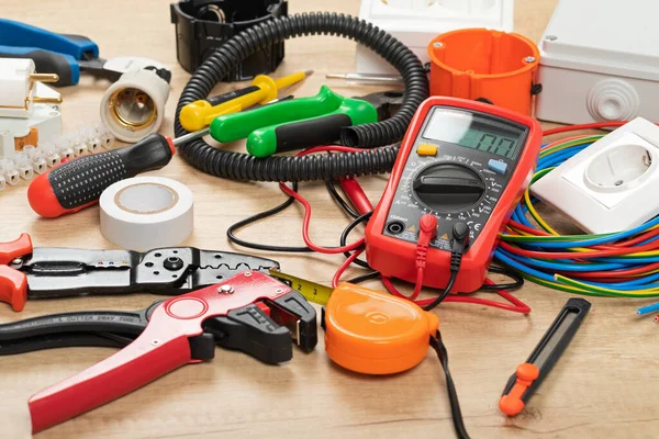 Elektrikçi ihtiyaçları için aletler: çoklu ölçer, voltaj testçileri, tel sökücüler, pense,