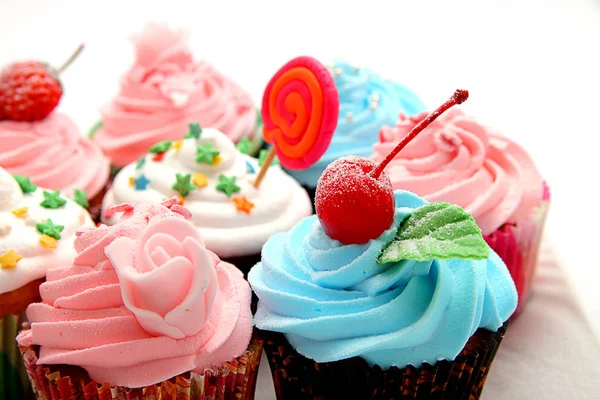 Nahaufnahme Von Bunten Cupcakes Mit Rosa Zuckerguss Und Streuung Auf — Stockfoto