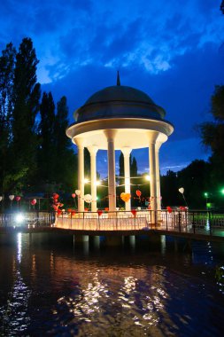 gece parkta gölün ortasındaki yaz çardak
