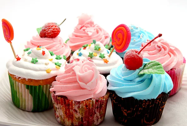 Primer Plano Cupcakes Colores Con Glaseado Rosa Rociado Sobre Fondo — Foto de Stock