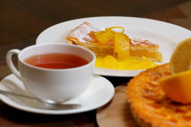 yakın çekim çay bir tepsi ile geleneksel limon pastası