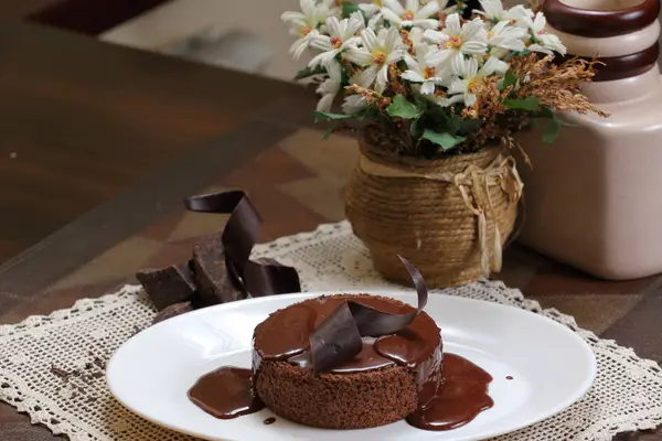 Torta Ciliegie Cioccolato Piatto Bianco Con Caffè — Foto Stock