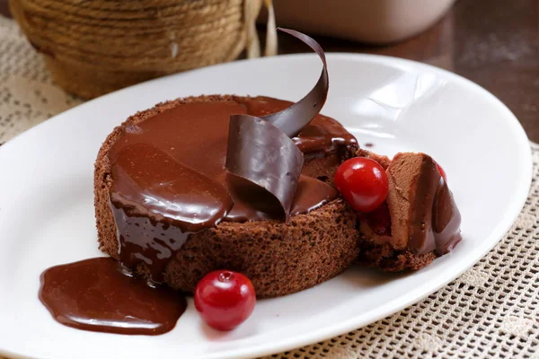 Tarte Aux Cerises Chocolat Sur Une Assiette Blanche Avec Café Images De Stock Libres De Droits