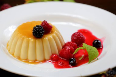 çilek ve krema beyaz tabak yakın tarih ile vanilya puding