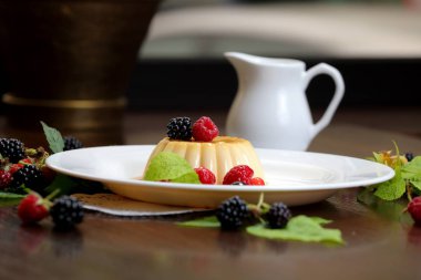 çilek ve krema beyaz tabak yakın tarih ile vanilya puding