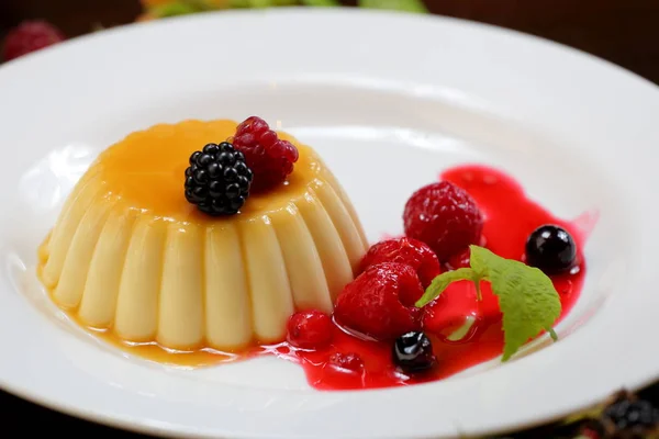 Pudding Vanille Aux Baies Crème Sur Une Assiette Blanche Close Images De Stock Libres De Droits