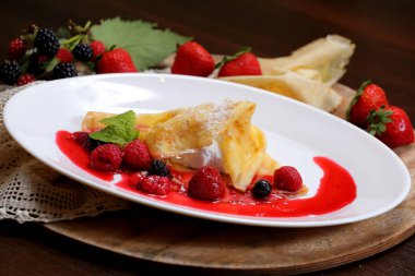 çilek ve şeker beyaz tabak yakın tarih ile Pancakes