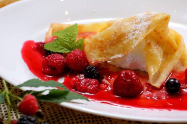 çilek ve şeker beyaz tabak yakın tarih ile Pancakes