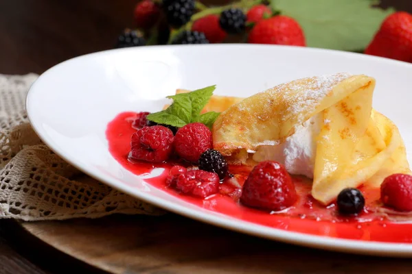 çilek ve şeker beyaz tabak yakın tarih ile Pancakes