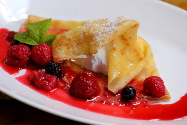 çilek ve şeker beyaz tabak yakın tarih ile Pancakes