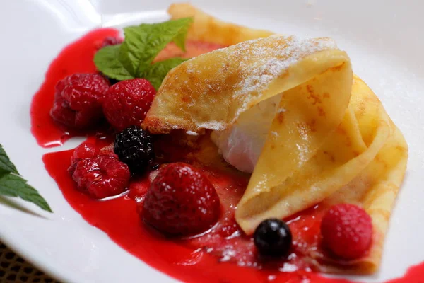 çilek ve şeker beyaz tabak yakın tarih ile Pancakes