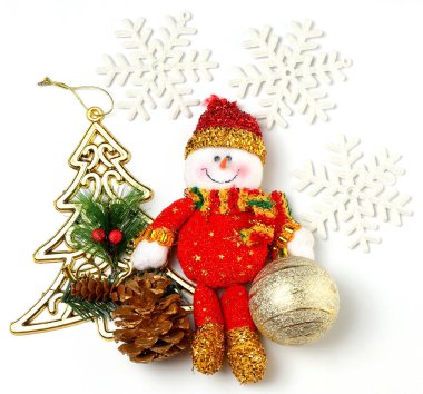 hediyeler ve beyaz arka plan üzerinde Noel ağacı ile kardan adam