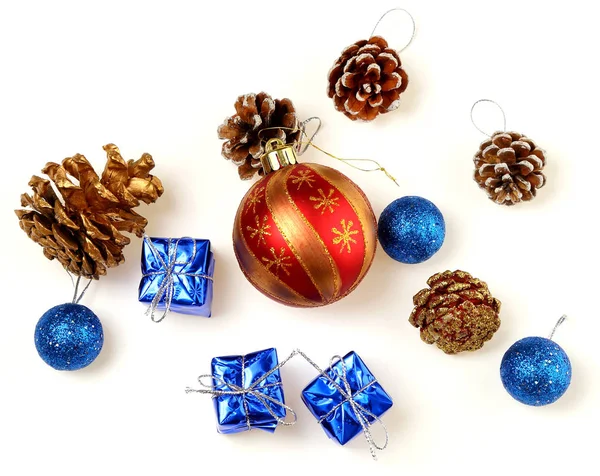 ボールとクリスマス ツリー 白い背景の上のギフトのクリスマスの装飾 — ストック写真