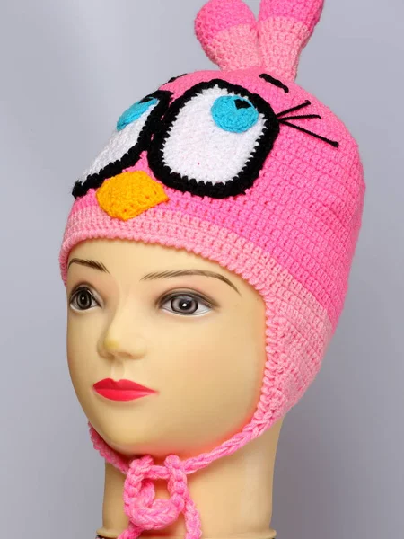 ウール製色のニットの子供の冬の帽子 — ストック写真