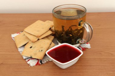 reçel ve bir fincan çay ve bisküvi ile