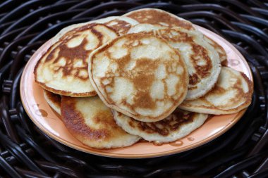 Krep ahşap arka plan üzerinde plaka üzerinde