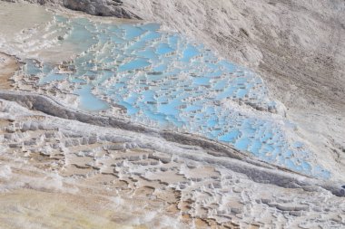 Jeotermal kaynakları ve kireçtaşı yatakları yamaçlarda