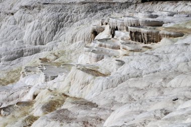 Jeotermal kaynakları ve kireçtaşı yatakları yamaçlarda