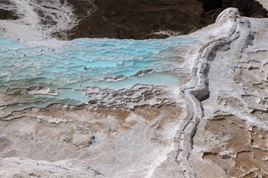 Jeotermal kaynakları ve kireçtaşı yatakları yamaçlarda