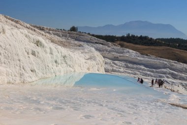 Jeotermal kaynakları ve kireçtaşı yatakları yamaçlarda