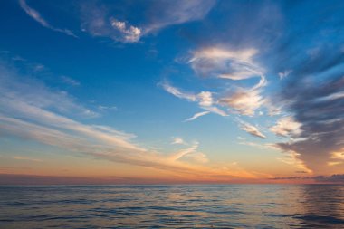 Denizin üzerinde gün batımı