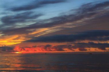 Denizin üzerinde gün batımı