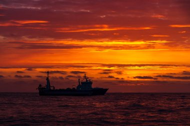 Denizin üzerinde gün batımı