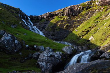 Dağlardaki dağ nehri