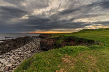 İzlanda'daki batımında taşlı sahil