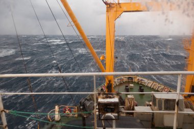 Okyanus dalgaları kabin penceresinden bir fırtına sırasında
