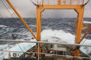 Okyanus dalgaları kabin penceresinden bir fırtına sırasında
