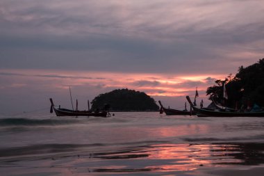 Gün batımı sırasında su Tay tekneler
