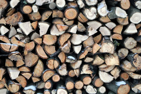  üst üste yığılmış ve kar ile serpilir yakacak odun
