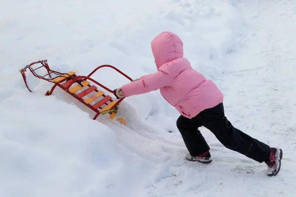 Flicka Leker Snön Vintertid Med Slädar — Stockfoto